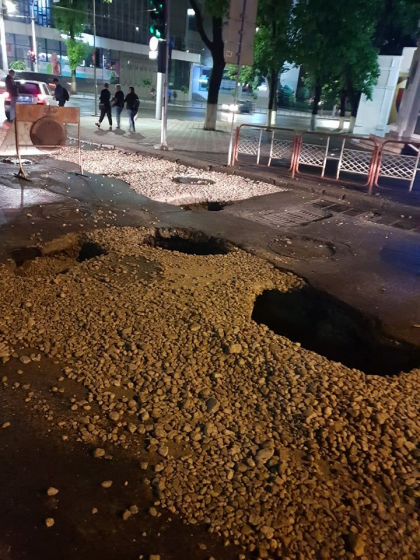 Cratere imense - formate pe o strada din centrul capitalei in urma ploii torentiale - GALERIE FOTO