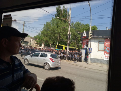 O strada, blocata de zeci de carabinieri. Acestia asigura ordinea publica in legatura cu marsul LGBT- FOTO