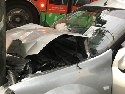 Accident grav in capitala. O masina s-a izbit violent intr-un stalp - GALERIE FOTO