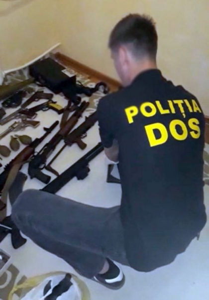 Trei persoane au fost retinute de politie: vindeau arme si droguri aduse ilegal din Rusia si Transnistria, iar acum risca pana la 15 ani de inchisoare - GALERIE FOTO/VIDEO Trei persoane au fost retinute de politie: vindeau arme si droguri aduse ilegal din Rusia si Transnistria, iar acum risca pana la 15 ani de inchisoare - GALERIE FOTO/VIDEO