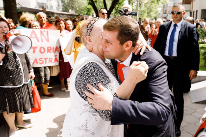 Prima sedinta de judecata in cazul lui Ilan Sor de cand acesta este deputat. Mai multi oameni au fost adusi in fata sediului Curtii de Apel Cahul. Ilan Sor, prezent - GALERIE FOTO