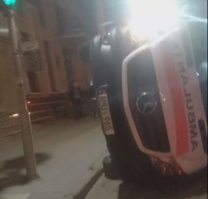 Detalii despre accidentul in care o ambulanta s-a rasturnat. Patru persoane, transportate la spital