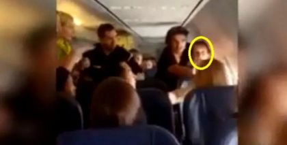 O femeie a sarit la bataie in avion. A lovit alti pasageri, dar si pe membrii echipajului de zbor. Motivul e halucinant - VIDEO