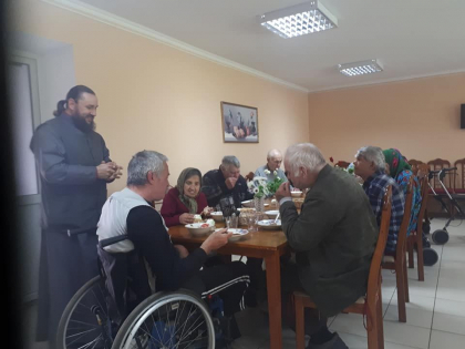 Un preot din Ungheni spune ca de ziua sa de nastere le-a dat de mancare oamenilor strazii. "O masa gustoasa cu nitel vin gustos, ca doar a fost zi de nastere, si desigur cu tort, inghetata si suc" - GALERIE FOTO Un preot din Ungheni spune ca de ziua sa de nastere le-a dat de mancare oamenilor strazii. "O masa gustoasa cu nitel vin gustos, ca doar a fost zi de nastere, si desigur cu tort, inghetata si suc" - GALERIE FOTO