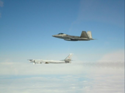Momentul in care 6 bombardiere si avioane de vanatoare ruse sunt interceptate de F-22 americane