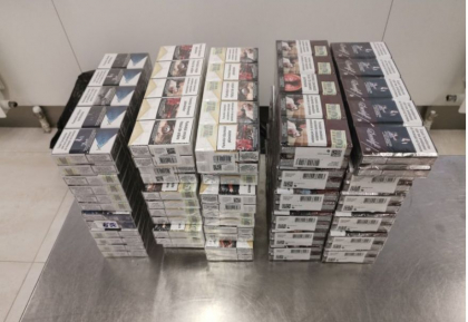 Un cetatean roman, retinut pe aeroportul din Chisinau dupa ce a fost prins in timp ce incerca sa transporte ilegal in bagajul de mana 300 de pachete de tigari. Barbatul urma sa ajunga in Milano - FOTO