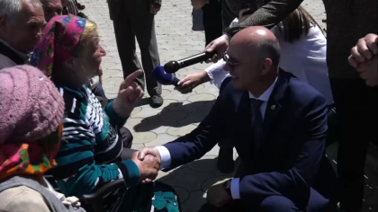 O femeia i-a cantat lui Pavel Filip la hram, la Voinova. Premierul a filmat și s-a laudat pe pagina sa de Facebook: „Sa ne dea Domnul sanatate, Sa le-ndeplinim pe toate!” - VIDEO