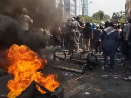 Confruntari masive de strada la Jakarta. Prima numaratoare a mortilor Confruntari masive de strada la Jakarta. Prima numaratoare a mortilor