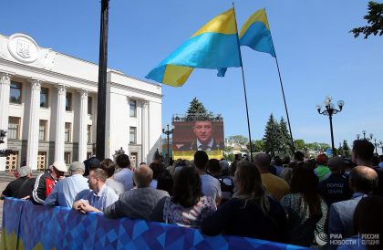 Zece mii de ucraineni ii cer lui Zelenski sa demisioneze. Acestia au depus o petitie impotriva lui