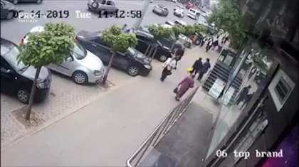 Politistii l-au identificat pe barbatul care acum cateva zile a lovit doua femei pe o strada din sectorul Rascani al capitalei. La moment, acesta este internat intr-un spital. Ce spune politia - VIDEO Politistii l-au identificat pe barbatul care acum cateva zile a lovit doua femei pe o strada din sectorul Rascani al capitalei. La moment, acesta este internat intr-un spital. Ce spune politia - VIDEO