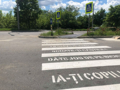 Trecerea de pietoni cu care s-a laudat Ruslan Codreanu acum doua zile, iar internautii au observat ca nu ducea nicaieri, acum duce. Municipalitatile au rezolvat gafa - FOTO