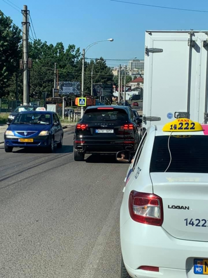 Un Porsche a fost surprins asteptand la semafor, insa, nu pe banda sa de circulatie, ci pe contrasens - GALERIE FOTO Un Porsche a fost surprins asteptand la semafor, insa, nu pe banda sa de circulatie, ci pe contrasens - GALERIE FOTO