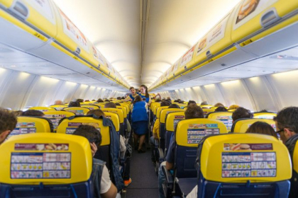 O femeie a murit imediat ce a urcat intr-un zbor low-cost. Pasagerii, dati jos din avion O femeie a murit imediat ce a urcat intr-un zbor low-cost. Pasagerii, dati jos din avion
