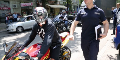 VIDEO/ Un motociclist cu „caracteristicile” lui Țutu, prezent la manifestatia impotriva Blocului ACUM. Ce spune fostul deputat - ZDG.MD