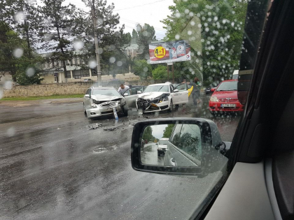 Doi pasageri ai unui taxi si soferul unei Toyota au fost transportati la spital dupa ce masinile in care se aflau s-au ciocnit violent pe o strada din capitala - GALERIE FOTO Doi pasageri ai unui taxi si soferul unei Toyota au fost transportati la spital dupa ce masinile in care se aflau s-au ciocnit violent pe o strada din capitala - GALERIE FOTO