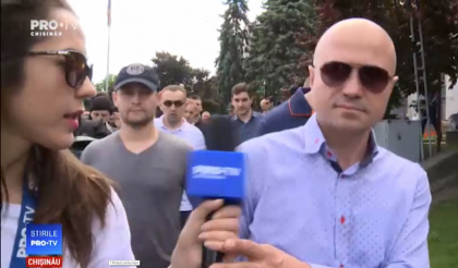 Deputatul Dumitru Alaiba sustine ca printre „contraprotestatarii” de ieri se afla si un angajat al politiei de frontiera: „Fost coleg de sectie cu Jizdan. Cam ce cauta un politist de frontiera in centrul orasului, la protest? Poate supraveghea minorii sa recite corect lozincile?” - FOTO