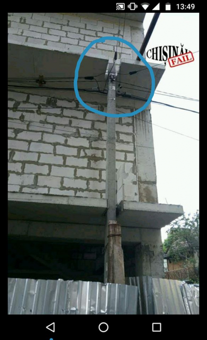 Nu au mutat stalpul, dar l-au bagat in bloc. Imagine surprinsa de un internaut pe un santier de constructii: „A comandat cineva un pilon in apartament?” - FOTO Nu au mutat stalpul, dar l-au bagat in bloc. Imagine surprinsa de un internaut pe un santier de constructii: „A comandat cineva un pilon in apartament?” - FOTO