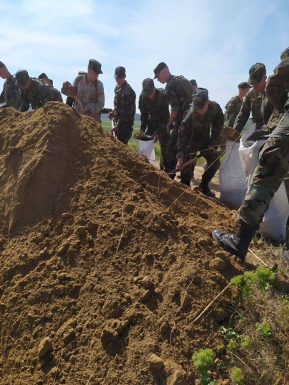 Militarii din Cahul fortifica digurile de protectie la Stefan Voda - GALERIE FOTO