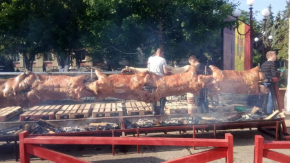 Festivalul Carnii la Anenii Noi a inceput. Gratarele s-au incins si ii asteapta pe toti gurmanzii la sarbatoare - FOTO Festivalul Carnii la Anenii Noi a inceput. Gratarele s-au incins si ii asteapta pe toti gurmanzii la sarbatoare - FOTO
