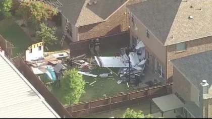 Un avion s-a prabusit pe o casa din Dallas. In locuinta erau o femeie si doi copii