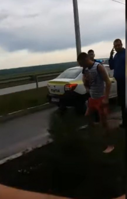 Scandal la Cimislia. Un barbat beat crita a urcat la volan si i-a batut pe politisti, fiindca acestia au vrut sa-l retina Scandal la Cimislia. Un barbat beat crita a urcat la volan si i-a batut pe politisti, fiindca acestia au vrut sa-l retina