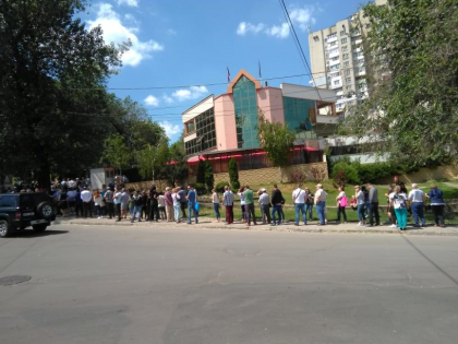 Cozi uriase, la Consulatul Romaniei la Chisinau. Sute de oameni isi asteapta randul pentru a vota la alegerile europarlamentare - GALERIE FOTO Cozi uriase, la Consulatul Romaniei la Chisinau. Sute de oameni isi asteapta randul pentru a vota la alegerile europarlamentare - GALERIE FOTO