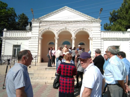 La Ialoveni s-au format cozi in fata sectiei de votare. Moldovenii care detin cetatenie romana au venit sa-si exercite dreptul la vot pentru alegerile europarlamentare - FOTO La Ialoveni s-au format cozi in fata sectiei de votare. Moldovenii care detin cetatenie romana au venit sa-si exercite dreptul la vot pentru alegerile europarlamentare - FOTO