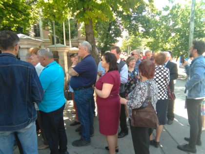 Si la Ambasada Romaniei din Chisinau s-au format cozi uriase. O multime de oameni au venit sa voteze pentru noul parlament European - FOTO Si la Ambasada Romaniei din Chisinau s-au format cozi uriase. O multime de oameni au venit sa voteze pentru noul parlament European - FOTO