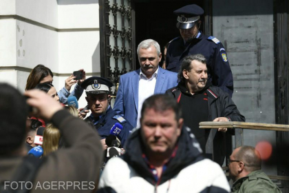 Liviu Dragnea a plecat sa se predea / Imagini in direct din trafic si cu momentul cand liderul PSD paraseste locuinta Liviu Dragnea a plecat sa se predea / Imagini in direct din trafic si cu momentul cand liderul PSD paraseste locuinta