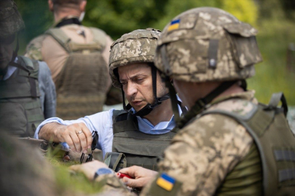 Vladimir Zelenski - prima vizita in Lugansk: "Conditiile pentru militarii care apara Ucraina ar trebui sa fie normale" - GALERIE FOTO Vladimir Zelenski - prima vizita in Lugansk: "Conditiile pentru militarii care apara Ucraina ar trebui sa fie normale" - GALERIE FOTO