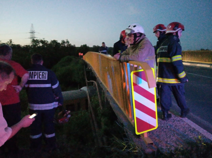 Un tren, stopat de urgenta la Balti dupa ce mai multe cabluri de inalta tensiune au cazut peste vagoane. Acestea s-au desprins de pe stalpii proiectati pe un pod - VIDEO Un tren, stopat de urgenta la Balti dupa ce mai multe cabluri de inalta tensiune au cazut peste vagoane. Acestea s-au desprins de pe stalpii proiectati pe un pod - VIDEO