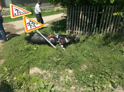 Un tanar de 19 ani, fara permis de conducere, a ajuns la spital dupa ce motocicleta pe care o conducerea cu viteza s-a lovit de un indicator rutier. Baiatul incerca sa fuga de politie - GALERIE FOTO Un tanar de 19 ani, fara permis de conducere, a ajuns la spital dupa ce motocicleta pe care o conducerea cu viteza s-a lovit de un indicator rutier. Baiatul incerca sa fuga de politie - GALERIE FOTO