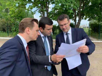 Contract de circa 100 de milioane de lei pentru 18,5 km de drum, semnat de responsabilii de la Ministerul Economiei. Compania care a castigat licitatia si portiunea de drum care va fi reparata - GALERIE FOTO Contract de circa 100 de milioane de lei pentru 18,5 km de drum, semnat de responsabilii de la Ministerul Economiei. Compania care a castigat licitatia si portiunea de drum care va fi reparata - GALERIE FOTO