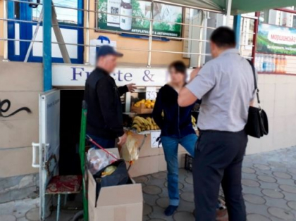 Le-a promis unor tinere, printre care si doua minore, ca le angajeaza la o ghereta de fructe pe care o avea in Piata Centrala din capitala, iar dupa ce le-a ademenit, le-a obligat sa se prostitueze. Un barbat din Cricova, retinut de oamenii legii Le-a promis unor tinere, printre care si doua minore, ca le angajeaza la o ghereta de fructe pe care o avea in Piata Centrala din capitala, iar dupa ce le-a ademenit, le-a obligat sa se prostitueze. Un barbat din Cricova, retinut de oamenii legii