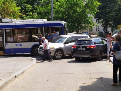 Un troleibuz si doua masini n-au incaput pe o strada din sectorul Rascani al capitalei. Accidentul, surprins de un internaut - FOTO