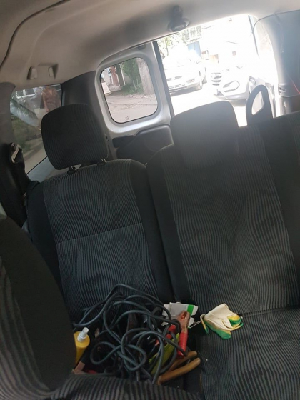 Ghinion pentru doi soferi din capitala, care s-au trezit dimineata si si-au gasit masinile sparte. Ce au furat hotii - FOTO
