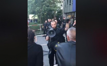 Moment emotionant la Munchen: Unui politist ii dau lacrimile in momentul in care zeci de romani ii multumesc pentru ca i-a ajutat sa poata vota dupa ce au stat la coada ore intregi - VIDEO 