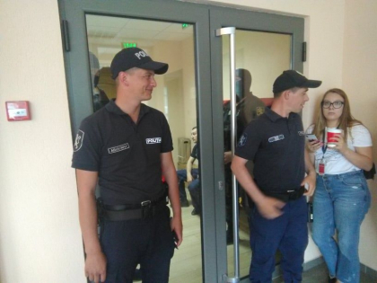 Judecatoria de la Buiucani, inconjurata de mascati, dupa ce acolo a fost adus Veaceslav Platon la o noua sedinta de judecata - GALERIE FOTO