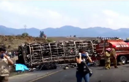 Autocar cu pelerini facut scrum in Mexic, dupa impactul cu un camion: sunt 21 morti - GALERIE FOTO Autocar cu pelerini facut scrum in Mexic, dupa impactul cu un camion: sunt 21 morti - GALERIE FOTO