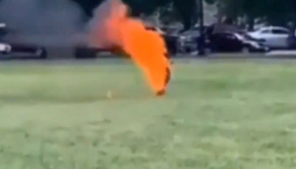 Imagini tulburatoare. Un barbat si-a dat foc in fata Casei Albe, in Washington - VIDEO