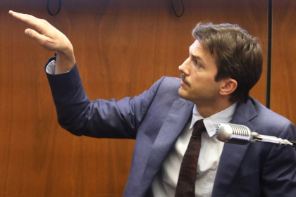 Ashton Kutcher, martor intr-un proces de crima. Tanara cu care avea intalnire, injunghiata de 47 de ori