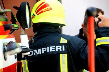 Ploaia a facut ravagii la Soldanesti. Mai multe gospodarii si beciuri - inundate, iar acoperisul unei scoli - distrus. Ce spun salvatorii Ploaia a facut ravagii la Soldanesti. Mai multe gospodarii si beciuri - inundate, iar acoperisul unei scoli - distrus. Ce spun salvatorii