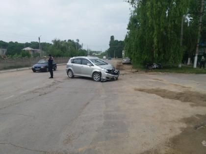 Un tanar a ajuns la spital, dupa ce a intrat violent cu motocicleta intr-o Toyota, la Causeni: baiatul nu avea permis de conducere - GALERIE FOTO
Un tanar a ajuns la spital, dupa ce a intrat violent cu motocicleta intr-o Toyota, la Causeni: baiatul nu avea permis de conducere - GALERIE FOTO