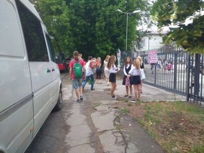 Si-au luat tinutele de sarbatoare, buchetele de flori in maini si au plecat la scoala. Lectiile raman in urma pentru mii de copii si adolescenti din toata tara care vor auzi ultimul sunet al clopotelului si vor spune: „Bine ai venit, vacanta!” - FOTO Si-au luat tinutele de sarbatoare, buchetele de flori in maini si au plecat la scoala. Lectiile raman in urma pentru mii de copii si adolescenti din toata tara care vor auzi ultimul sunet al clopotelului si vor spune: „Bine ai venit, vacanta!” - FOTO