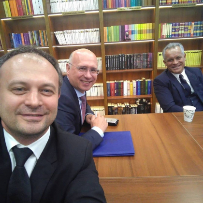 Dupa o absenta de doua luni, Andrian Candu, Pavel Filip si Vlad Plahotniuc apar intr-un selfie inainte de briefing-ul anuntat de PD: „Urmeaza mai multe...” - FOTO Dupa o absenta de doua luni, Andrian Candu, Pavel Filip si Vlad Plahotniuc apar intr-un selfie inainte de briefing-ul anuntat de PD: „Urmeaza mai multe...” - FOTO