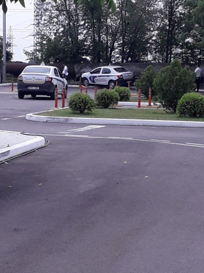 Gafa unei tinere la examenul auto din capitala, care a costat-o permisul de conducere. Aceasta a pierdut controlul volanului si a urcat pe bordura, lovindu-se de o teava: „A distrus partea din fata a masinii” - FOTO