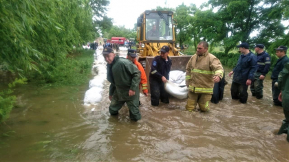 Alerta la Ungheni: apa din doua iazuri se revarsa intr-un lac din apropiere de oras, iar zeci de salvatori fortifica digul de protectie pentru ca sa nu fie inundate gospodariile oamenilor - VIDEO