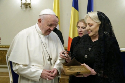 Viorica Dancila i-a daruit Papei un ceas cu pamant romanesc in cadran