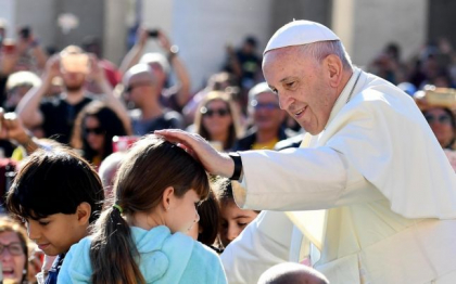 URMARESTE LIVE. Papa Francisc incepe vizita istorica. UPDATE: Avionul cu Suveranul Pontif, in spatiul aerian al Romaniei. 50.000 de pelerini, asteptati la Bucuresti. Masuri drastice de securitate si restrictii de trafic - VIDEO