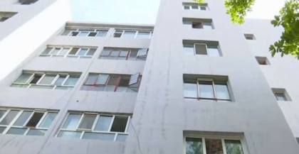 Bebelus salvat ca prin minune dupa ce a cazut de la etajul cinci - VIDEO Bebelus salvat ca prin minune dupa ce a cazut de la etajul cinci - VIDEO